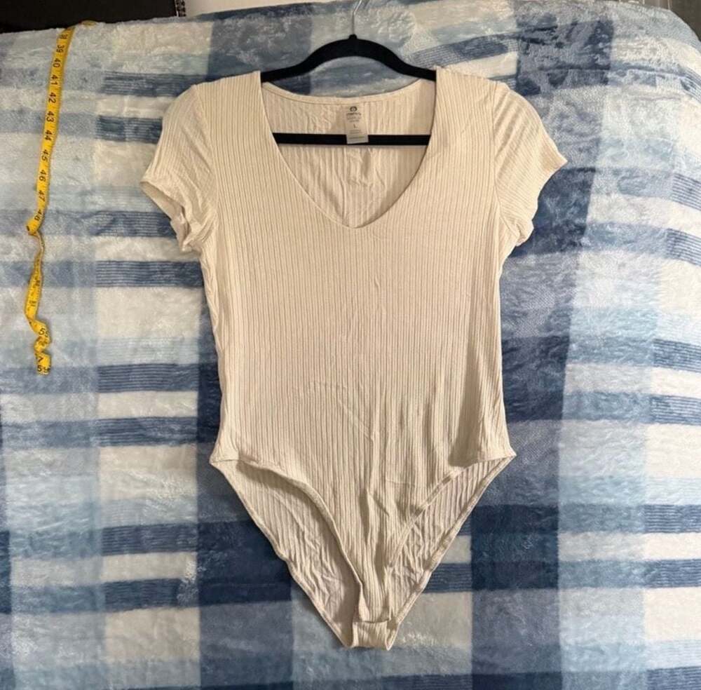 Mono B Cream/Off-white Ribbed V-Neck Short Sleeve Bodysuit